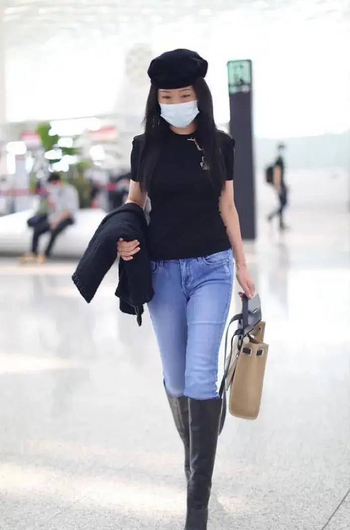 黑色 杨钰莹罕见走机场无人送!穿紧身T恤牛仔裤凹曲线,花瓶身材抢镜