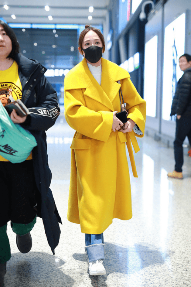 女色 真佩服陈乔恩，都42岁了还能驾驭少女色，穿黄色大衣像18岁小姑娘