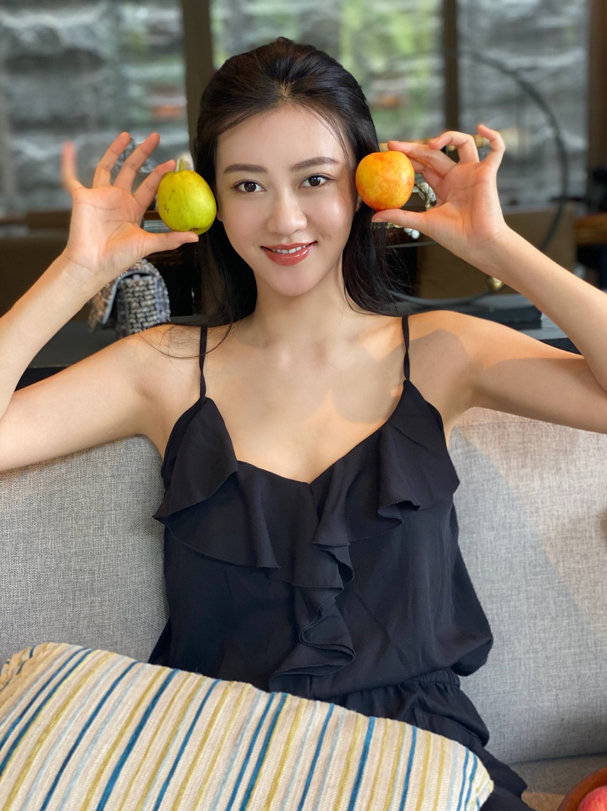 70米的她身材婀娜,拍摄写真时身穿吊带背心,露出锁骨,十足一位养眼的