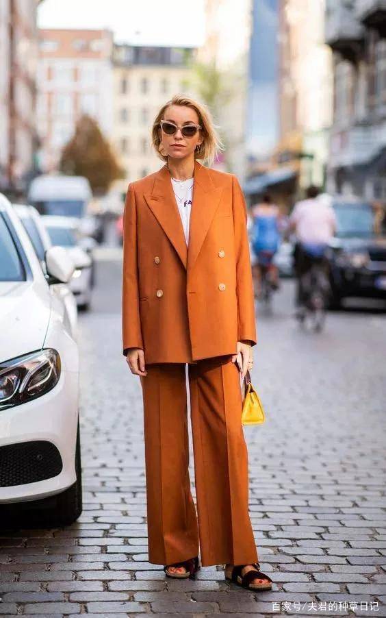 气质 腿粗又屁股大的女人，春夏多穿这种裤子，藏肉显瘦又气质