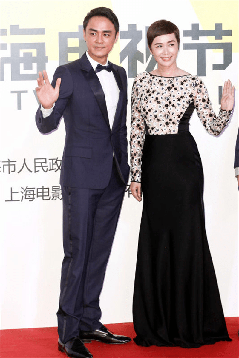 黑色 蒋雯丽越老越时髦,穿黑白色印花裙洋气还减龄,短发也超有女人味