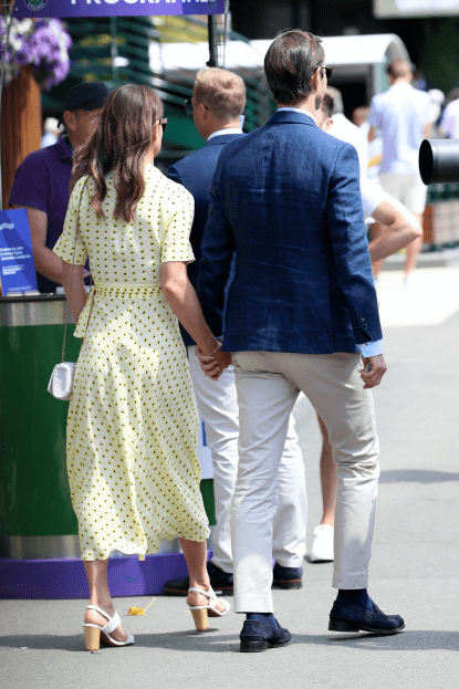 新造型 凯特妹妹新造型好美！穿条纹衫不像38岁，直勾勾地盯着老公太甜