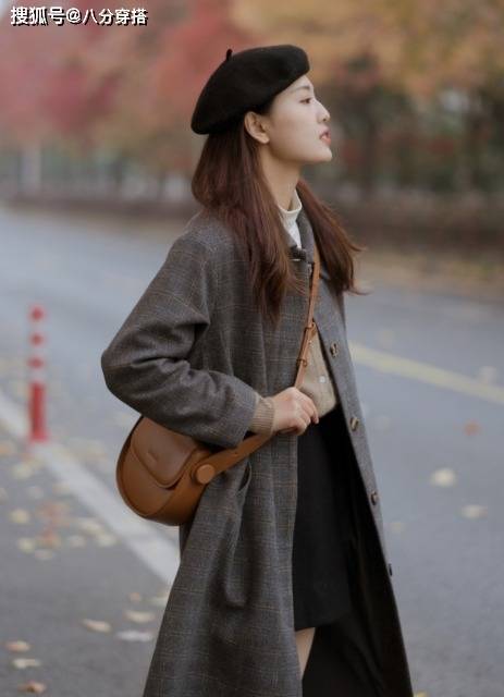 个性 今年的博主终于怕冷，都在穿格纹大衣配靴子，小个子女生也能驾驭
