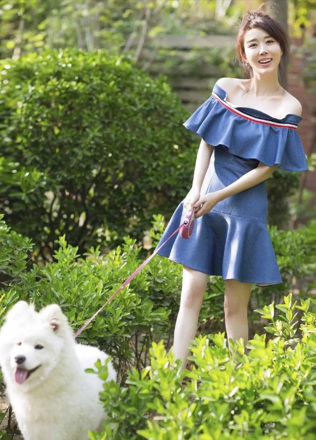 嫦娥 颜丹晨不愧是大众封的最美嫦娥，连遛狗穿的连衣裙，也减龄时髦