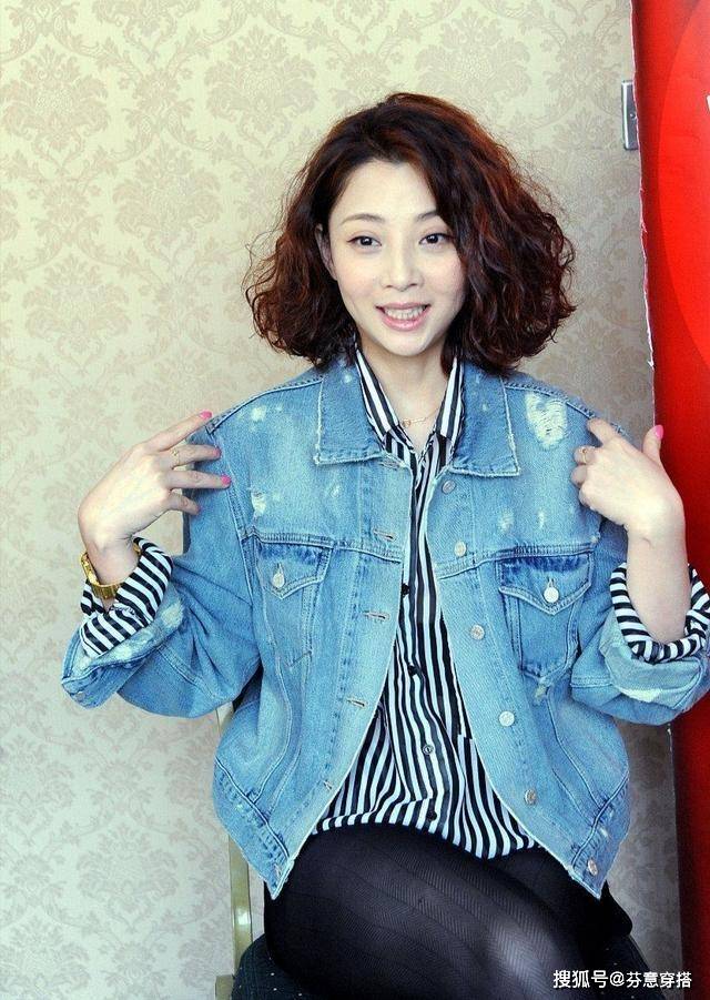 发型 殷桃终于换发型，电羊毛卷发气质出众，穿牛仔外套配衬衫减龄10岁
