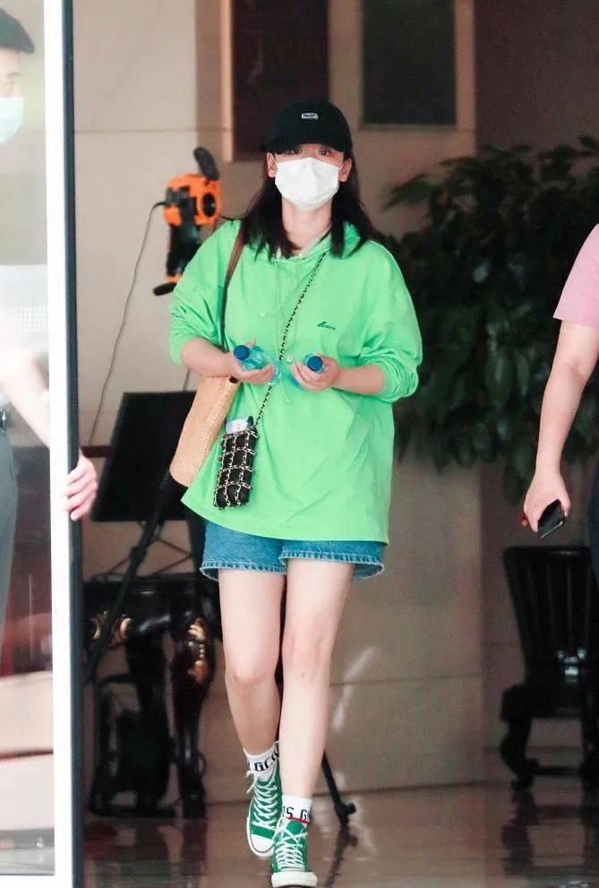 上半身 女星蒋欣瘦成Lisa 2.0？！到底什么情况呀…
