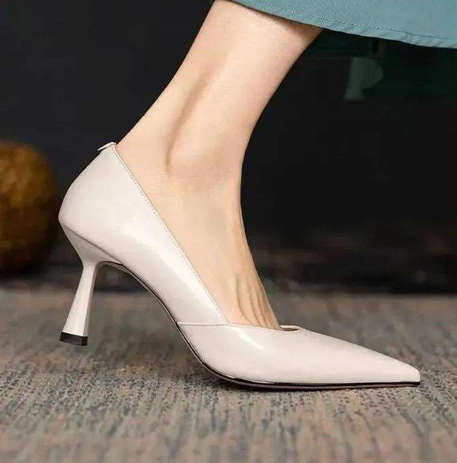 高跟鞋 小波点西装套装，每个女人都应该有的一双高跟鞋！