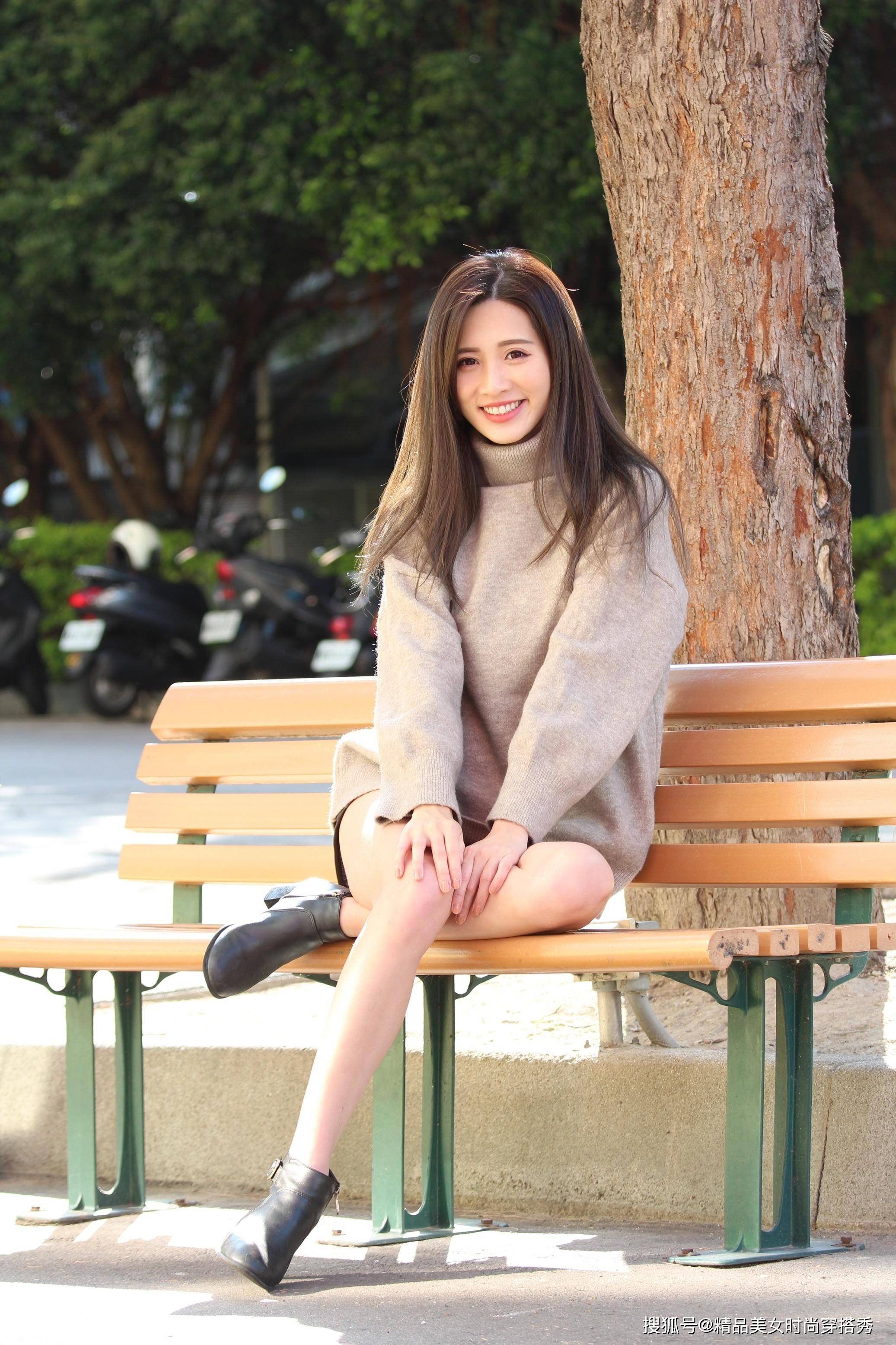 冬日 奶奶灰的针织毛衫,下搭黑色皮短裤,再挑一双高跟鞋,高挑又迷人