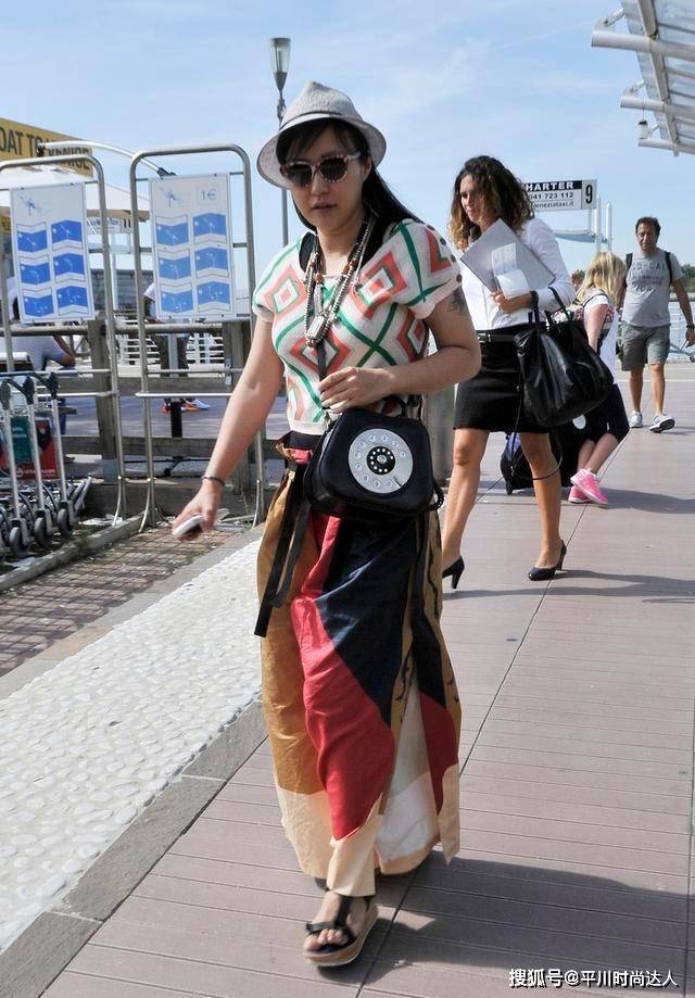 郝蕾 郝蕾在国外真大胆,一身彩色Look素颜现身街头,41岁好真实