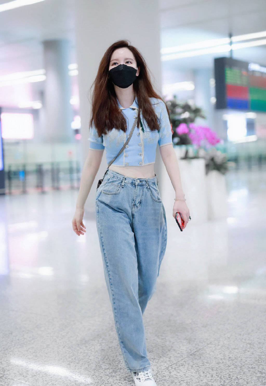 计划 张萌是来机场走秀吗？小马衬衫打个结，配阔腿背带裤大秀小蛮腰