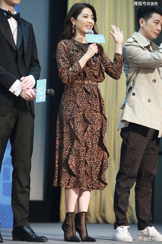 老公 谢杏芳178身材太惊艳，虎纹连衣裙大长腿好吸睛，比老公还要高