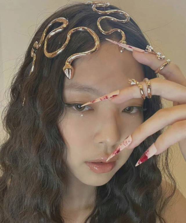 金智妮|Jennie美杜莎造型曝光，万圣节装扮好有感觉，cos的还原吗