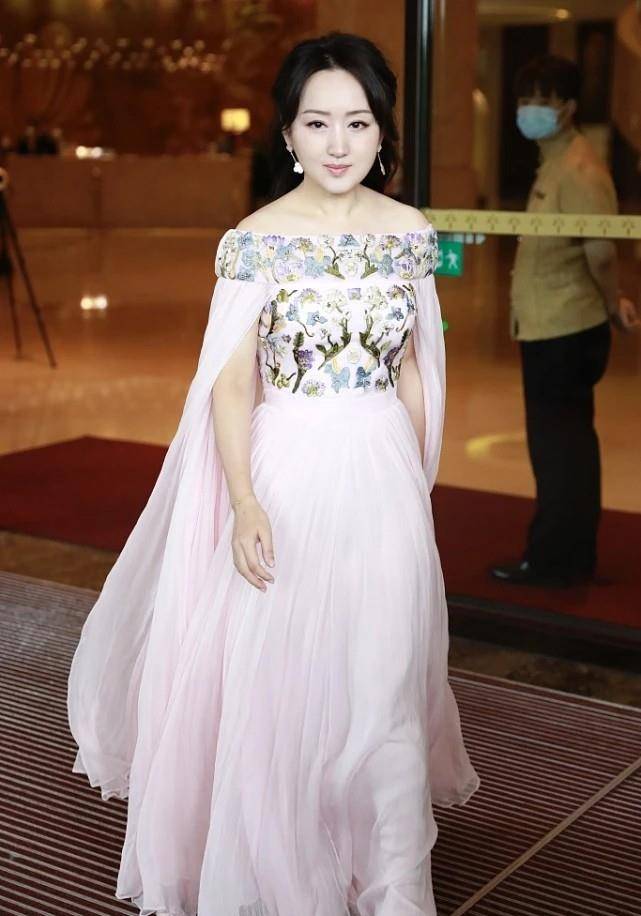 感觉 杨钰莹不愧是冻龄女神，穿淡粉色连衣裙温柔优雅，气质甜美又减龄