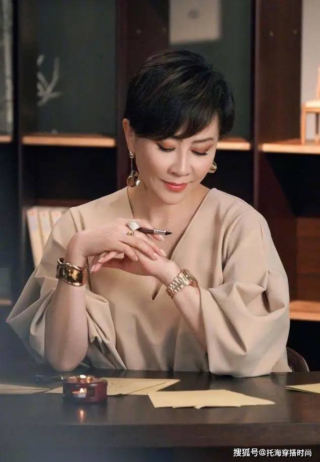花衣服 女人50岁后，少穿花衣服，最好多穿这3种“颜色”，显白显气质