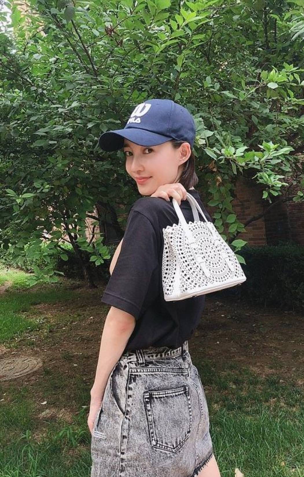 设计 王丽坤也太瘦了，穿紧身的高领裙装，浑身上下没有一丝多余的赘肉