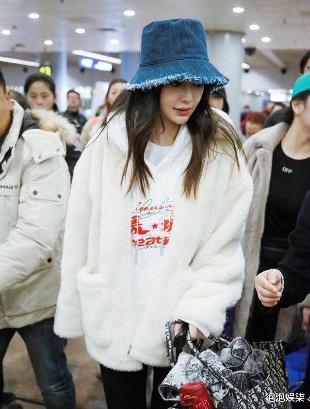 羊羔 Angelababy穿搭好减龄！戴渔夫帽穿可爱羊羔毛外套，直接美成芭比