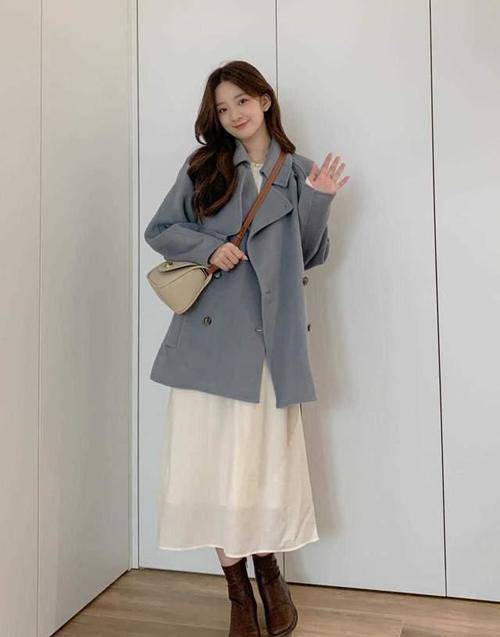 颜色 不止黑白灰经典，今冬更流行雾霾蓝大衣，时髦又百搭，太经典了