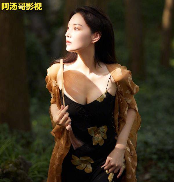 阿汤哥 张馨予在晒自己的美照，穿吊带裙并手持小圆扇，似古装仙女