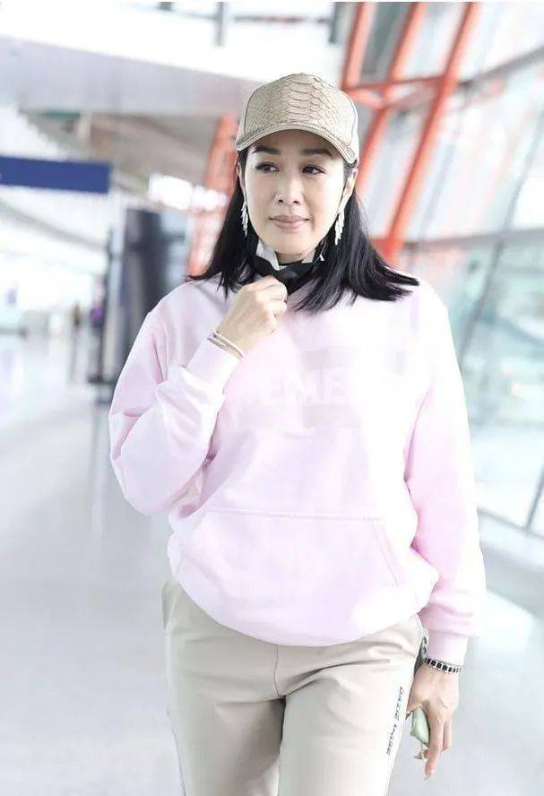 上半身 女星蒋欣瘦成Lisa 2.0？！到底什么情况呀…
