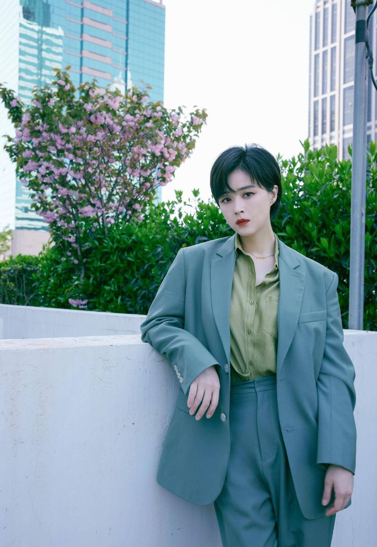 黑色 瘦下来的蒋欣真耐看，完全变成了“衣架子”，造型时髦又有女人味