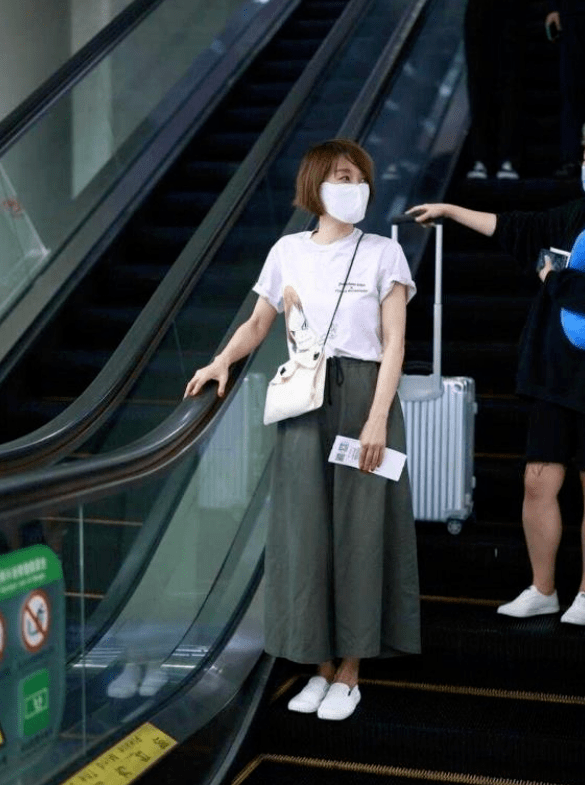 马伊琍 马伊琍离婚后瘦成纸片人,穿黑色裙看着只有90斤,胜在气质出众