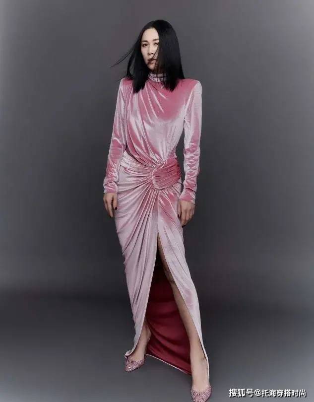 花衣服 女人50岁后，少穿花衣服，最好多穿这3种“颜色”，显白显气质