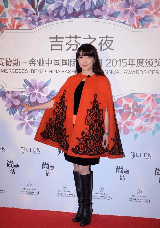 大衣 被51岁的孟庭苇美到了，穿红色斗篷大衣配骑士靴，看着像90后