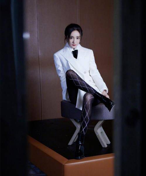 身材 杨幂穿Oversized装拍杂志照,菱形丝袜特别抢镜,真不愧是腿精