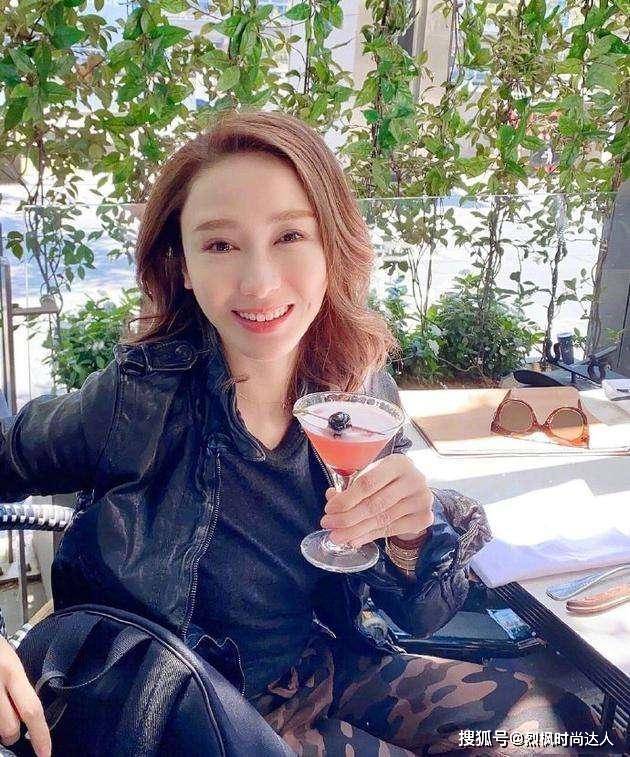 黎姿 黎姿不愧是富商老婆,穿白色连体裤配西装又飒又美,御姐范十足