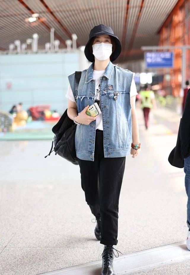 黑色 瘦下来的蒋欣真耐看，完全变成了“衣架子”，造型时髦又有女人味