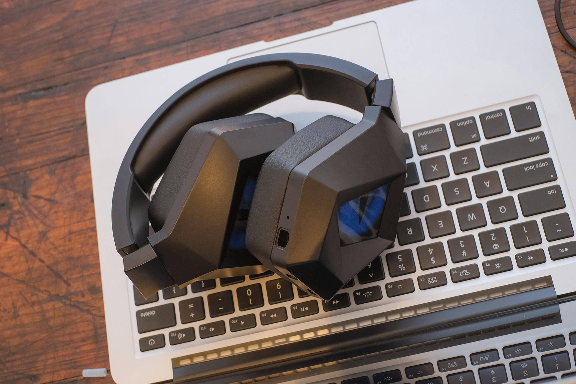 原创听声辩位有线无线通吃钛度ths300l1冰霜之眼蓝牙电竞耳机测评