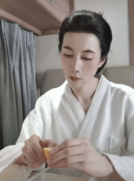 温峥嵘也逐渐被年轻的观众熟知,10月10日,她在微博晒出自己的近况