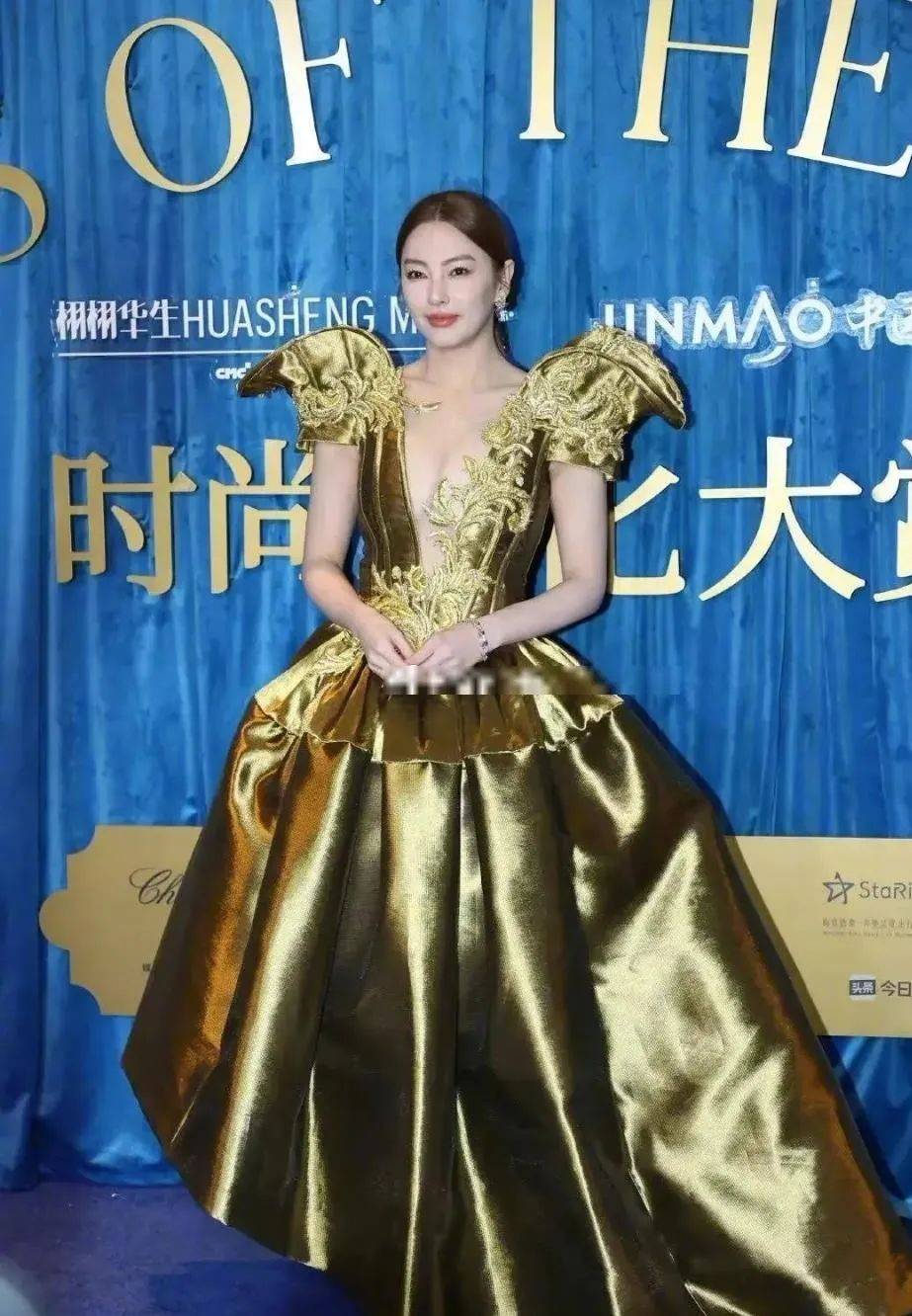 上半身 女星蒋欣瘦成Lisa 2.0？！到底什么情况呀…
