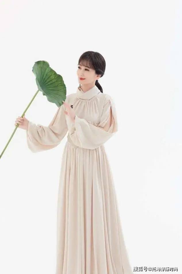 花衣服 女人50岁后，少穿花衣服，最好多穿这3种“颜色”，显白显气质