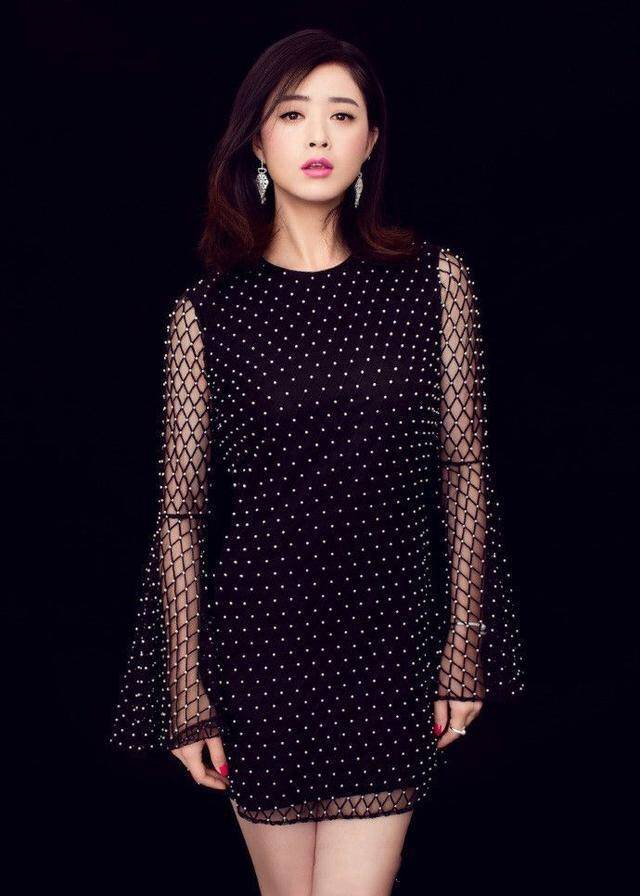 身材 蒋欣瘦下来真的太绝了，拍封面表现力爆棚，时髦到完全不敢认