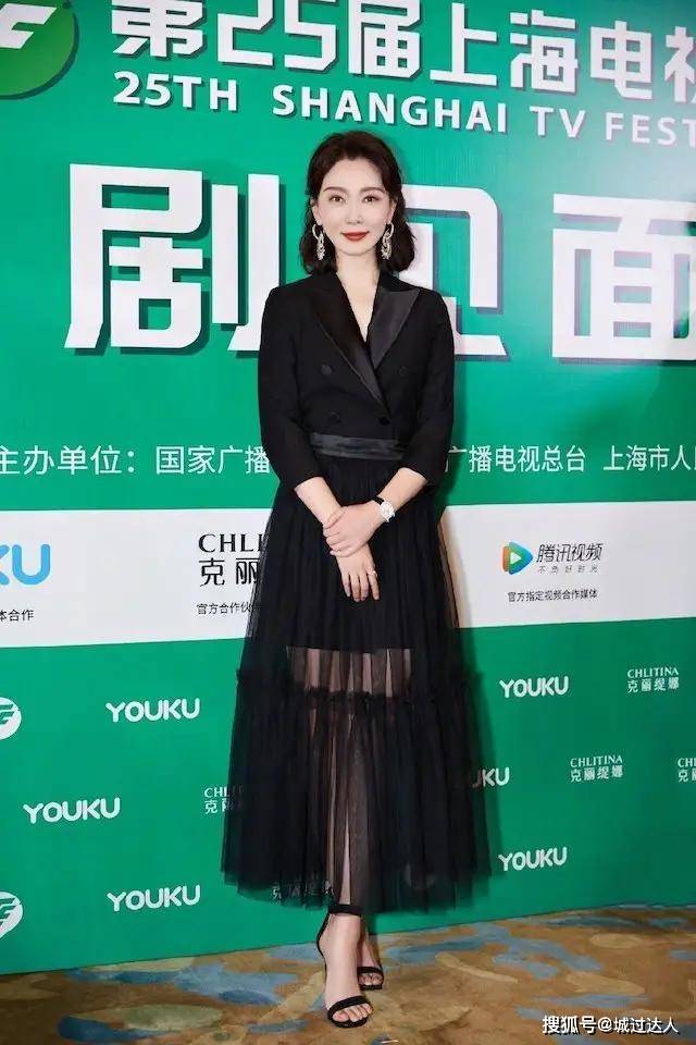 黑色 万绮雯近照太惊艳了，穿白色西装纱裙配长卷发，49岁不见老