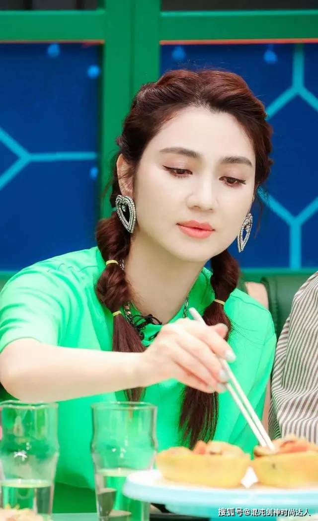 面部打扮看起来&quot;贵气&quot;的女人，基本会有这5个特征，气质很重要