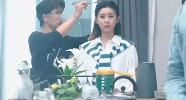 脸部 李小萌挺二胎孕肚拍片,圆润鹅蛋脸太像杨超越,生图比精修美太多