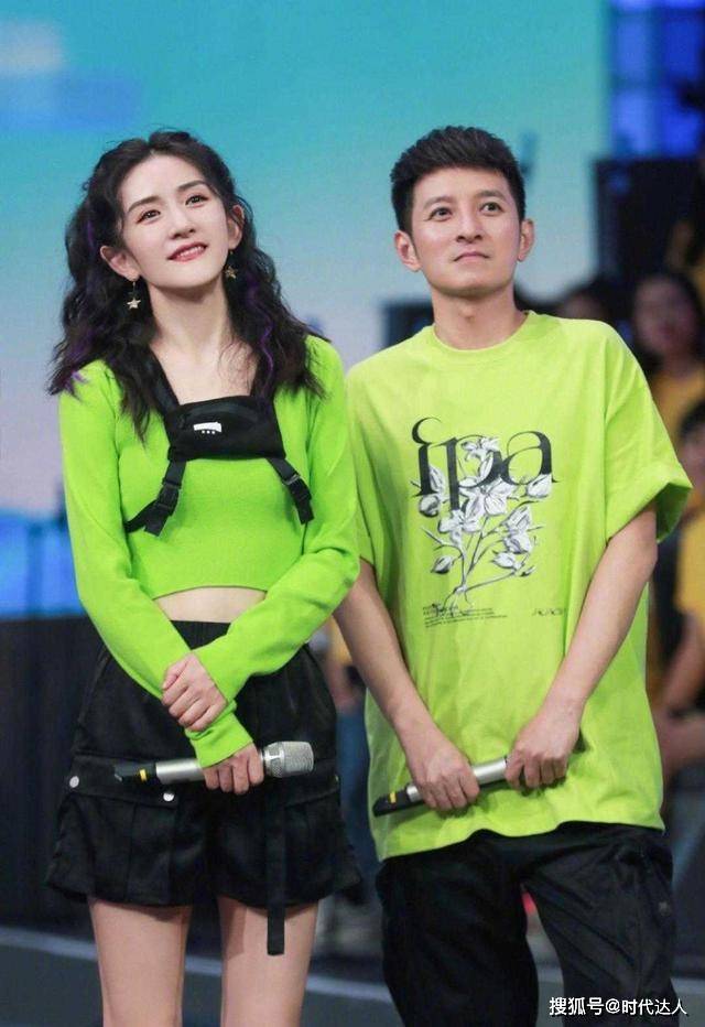 大腿 谢娜真是越来越美,穿绿色露脐装短裤秀少女腰,双马尾俏皮减龄