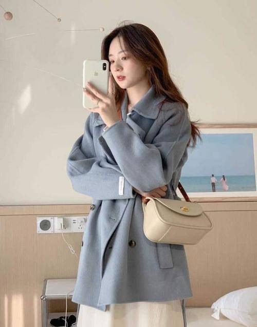 颜色 不止黑白灰经典，今冬更流行雾霾蓝大衣，时髦又百搭，太经典了