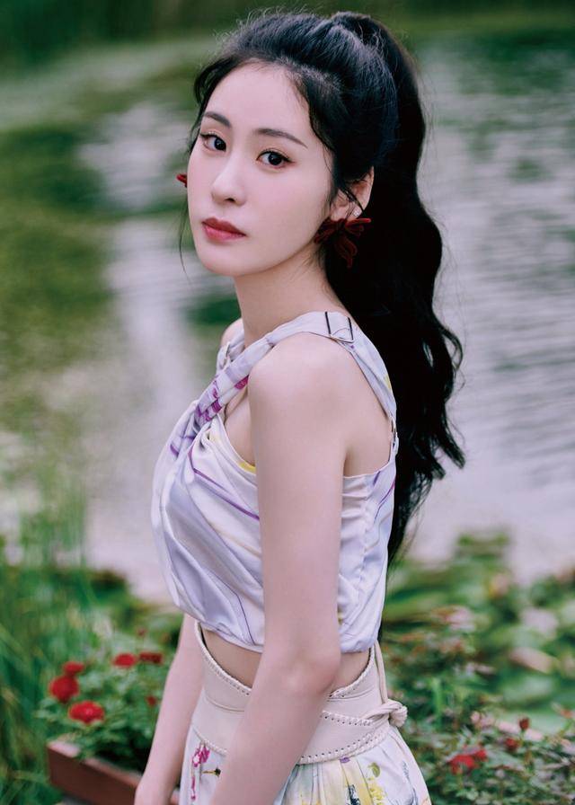 身材 张碧晨咋瘦成这样了？上身只穿个小吊带就出镜，身材骨感让人心疼