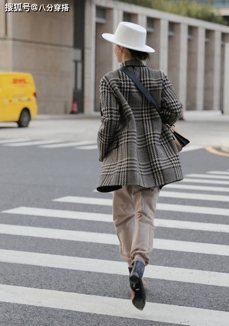 个性 今年的博主终于怕冷，都在穿格纹大衣配靴子，小个子女生也能驾驭