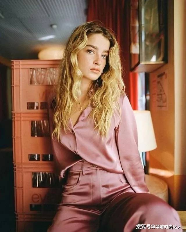 身材 缎面衬衫穿在身上太显高级了，随便搭配就超有气质，女神范儿十足