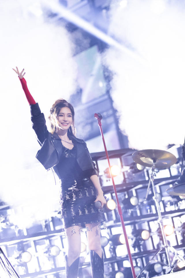 巅峰 baby终于美回巅峰!穿雕花裙彻底大逆袭,行走颜霸终于坐不住了