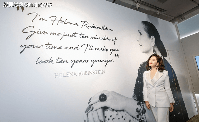 条纹 钟楚红又惊艳一回，穿白色西装配齐肩卷发现活动，60岁风韵犹存