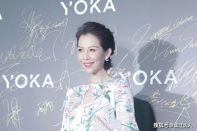 蔡少芬 蔡少芬终于惊艳一回，穿印花衬衫配半身裙减龄太多，短发A爆了