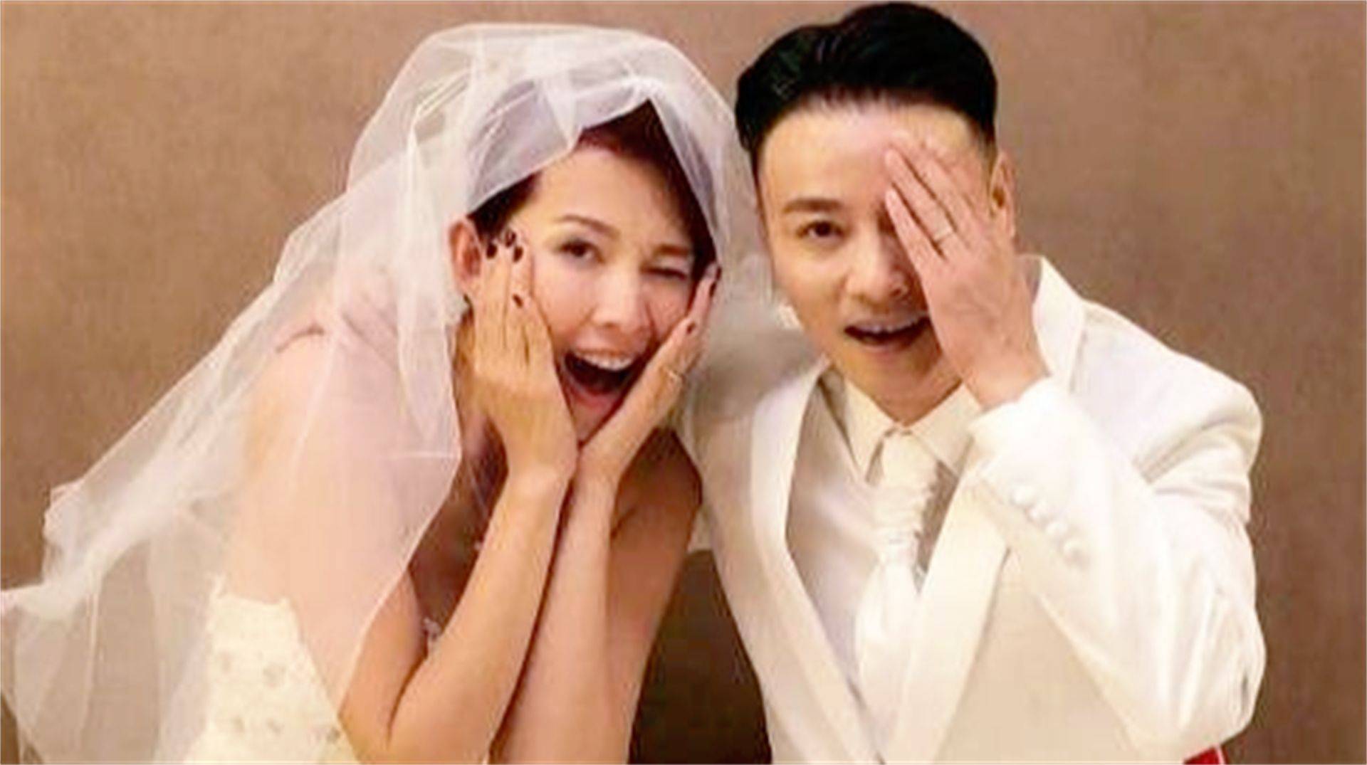 相信在蔡少芬这种轻描淡写的背后,有的是对感情的浓浓自卑吧;即便当年