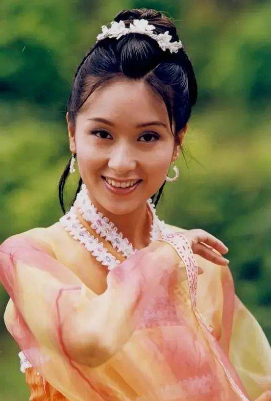 杨恭如出席活动,气质依旧很好,淡淡的浓妆也掩不住优雅的气质?_敏儿