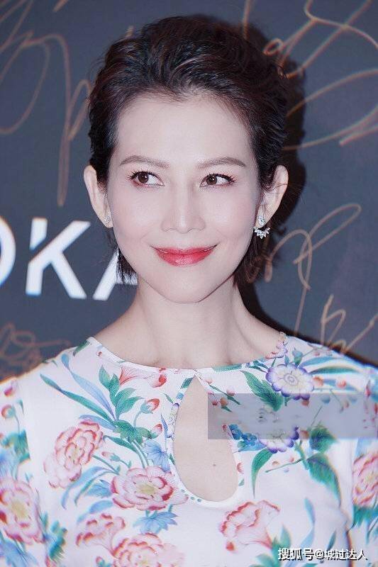 蔡少芬 蔡少芬终于惊艳一回，穿印花衬衫配半身裙减龄太多，短发A爆了