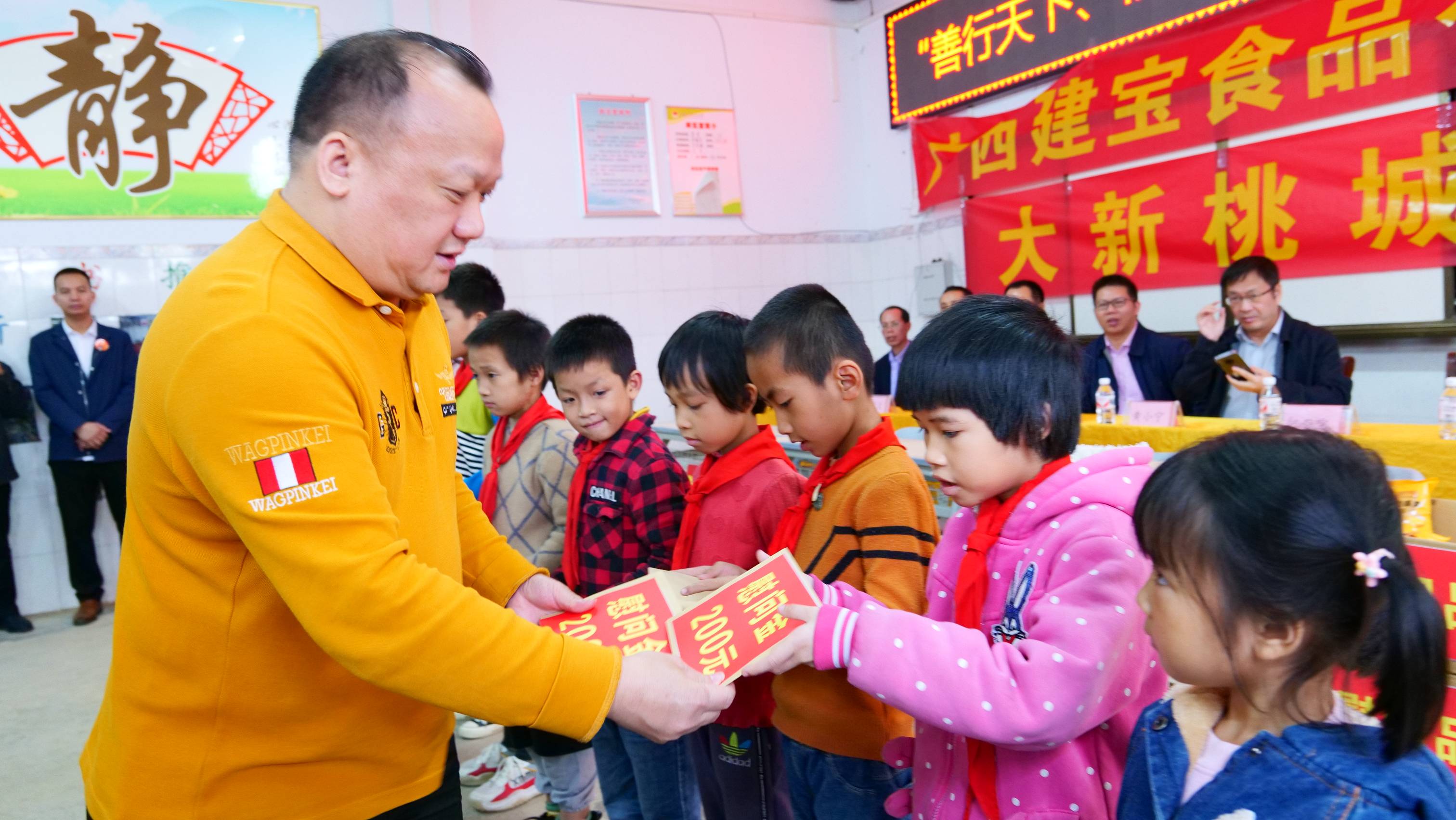 帮助贫困山区儿童图片